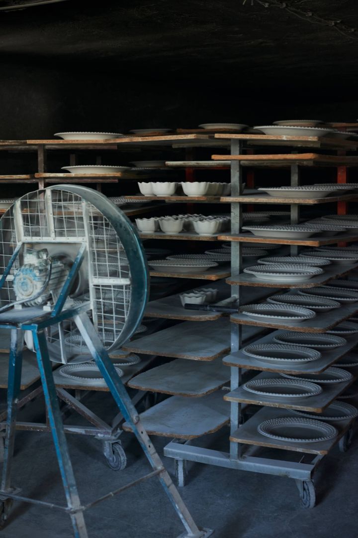 Mateus keramik tillbringar ett dygn i "Green House" för att torka som är steg 4 i tillverkningsprocessen.