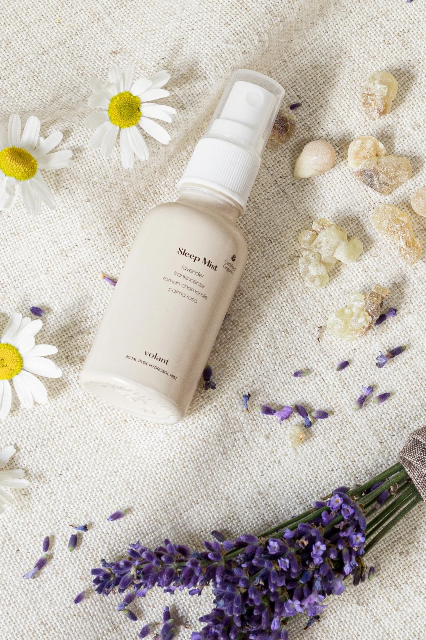 Skapa en välbefinnande doft till hemmet genom aromaterapi från Volant diffuser och eteriska olja. Här ser du Sleep Mist som du sprayar för att bli mer lugn.