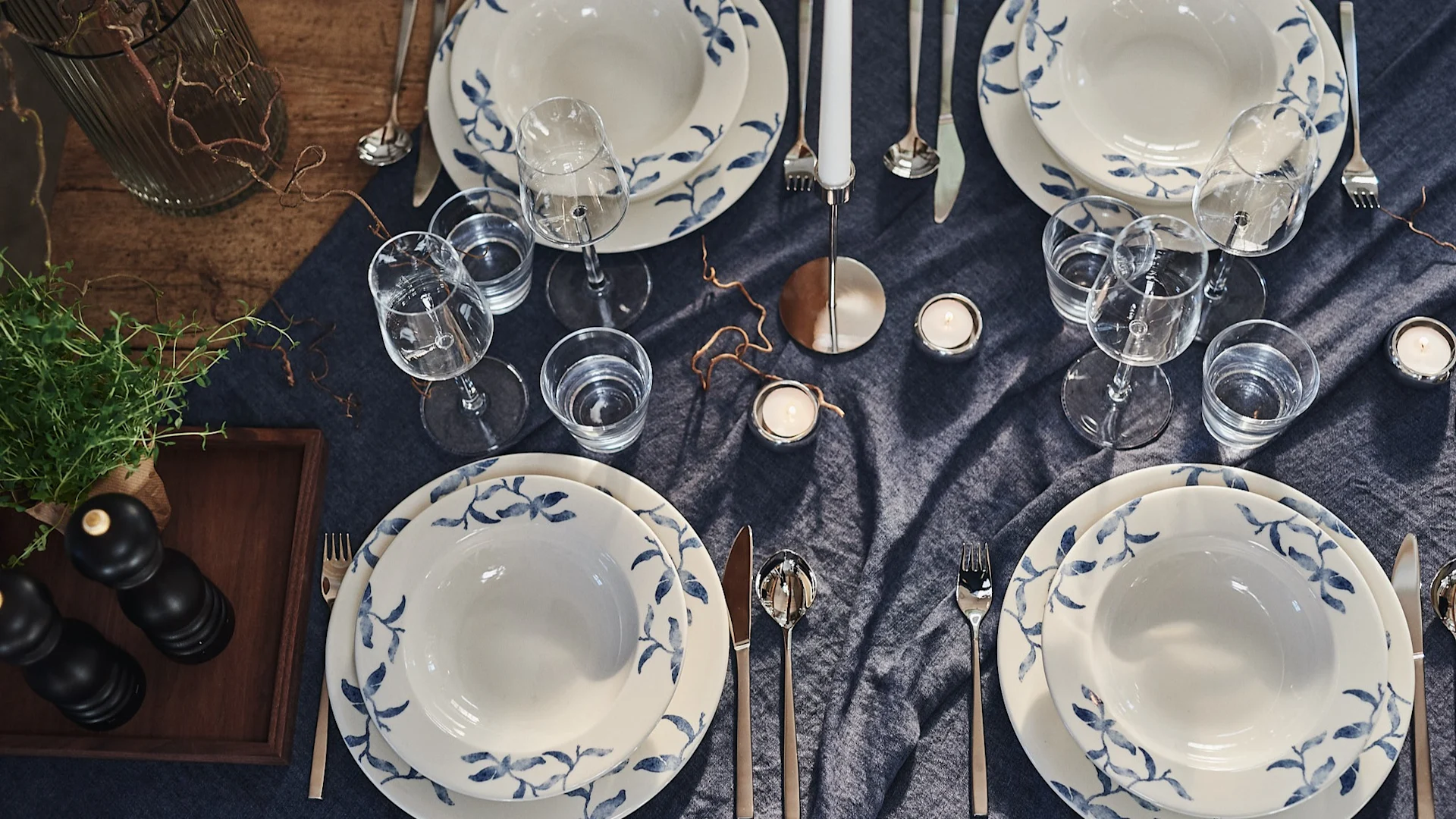 Havspil – blåvitt porslin från Scandi Living står framdukat med Fuga-bestick från Gense.