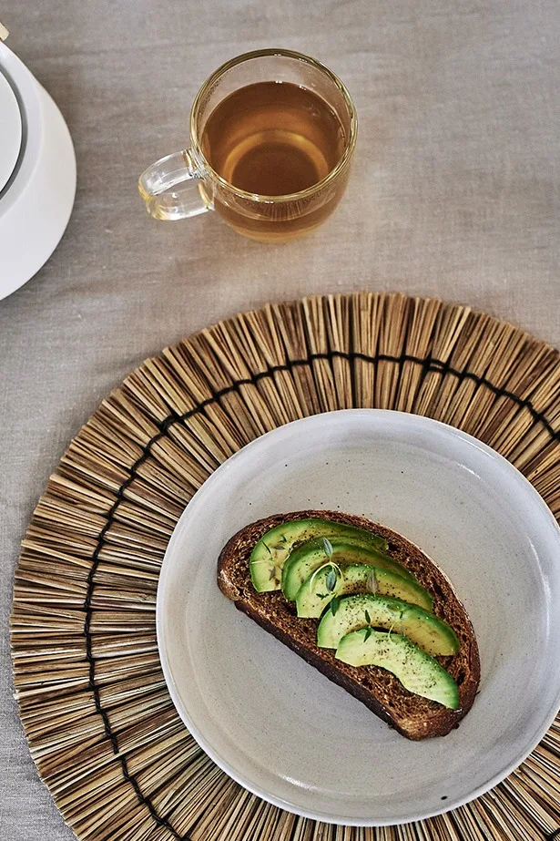 En nyttig frukost är serverad på House Doctor stengodstallrik & Medong bordsunderlägg i naturmaterial.