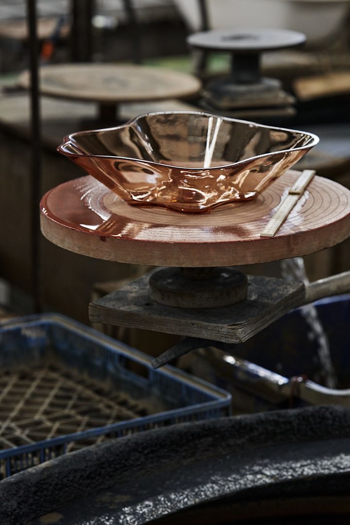 Alvar Aalto-skål från Iittala i färgen linne. 