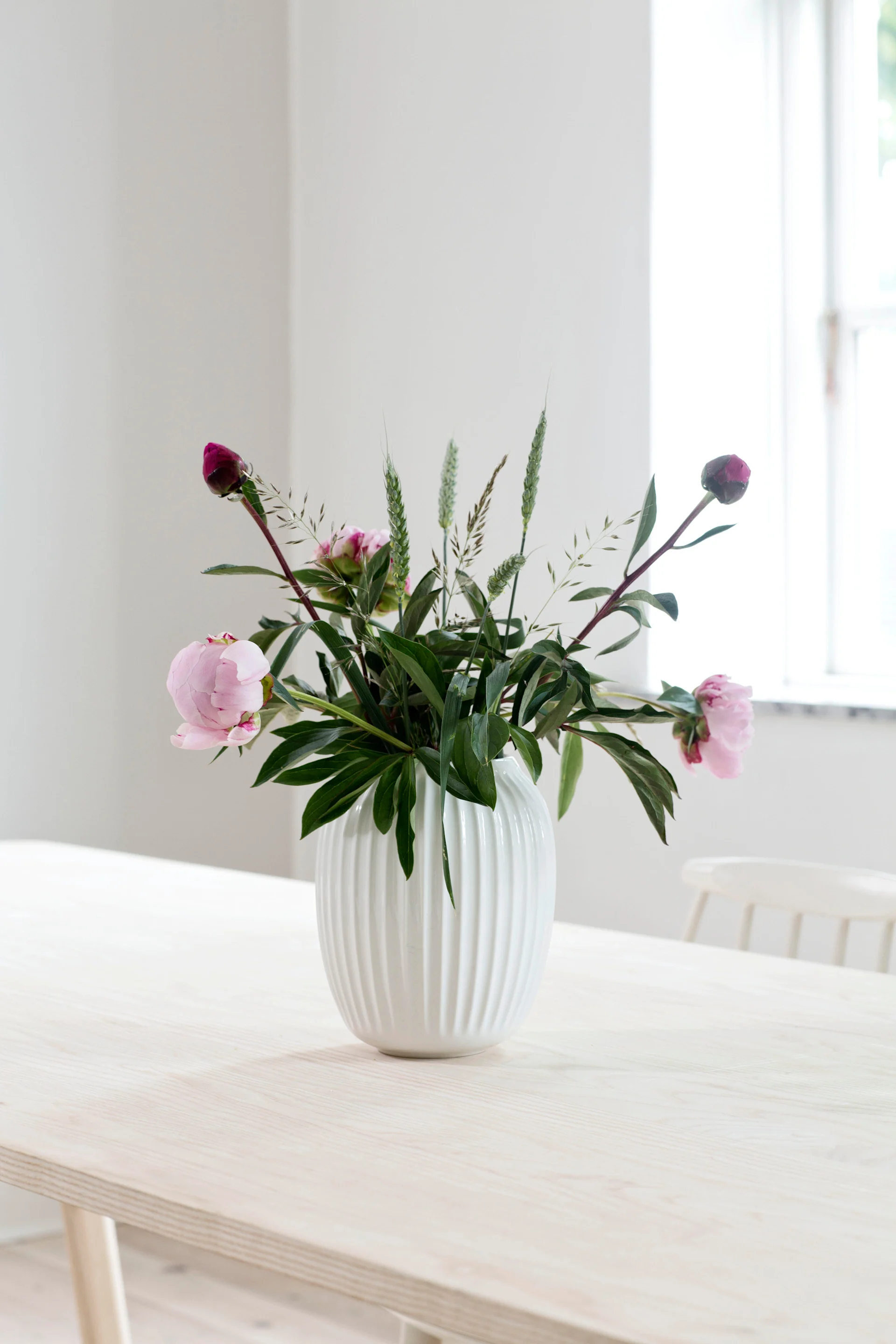 Hammershøi-vas i vitt med djupa räfflor som kommit att bli dess signum och en sann skandinavisk designklassiker.