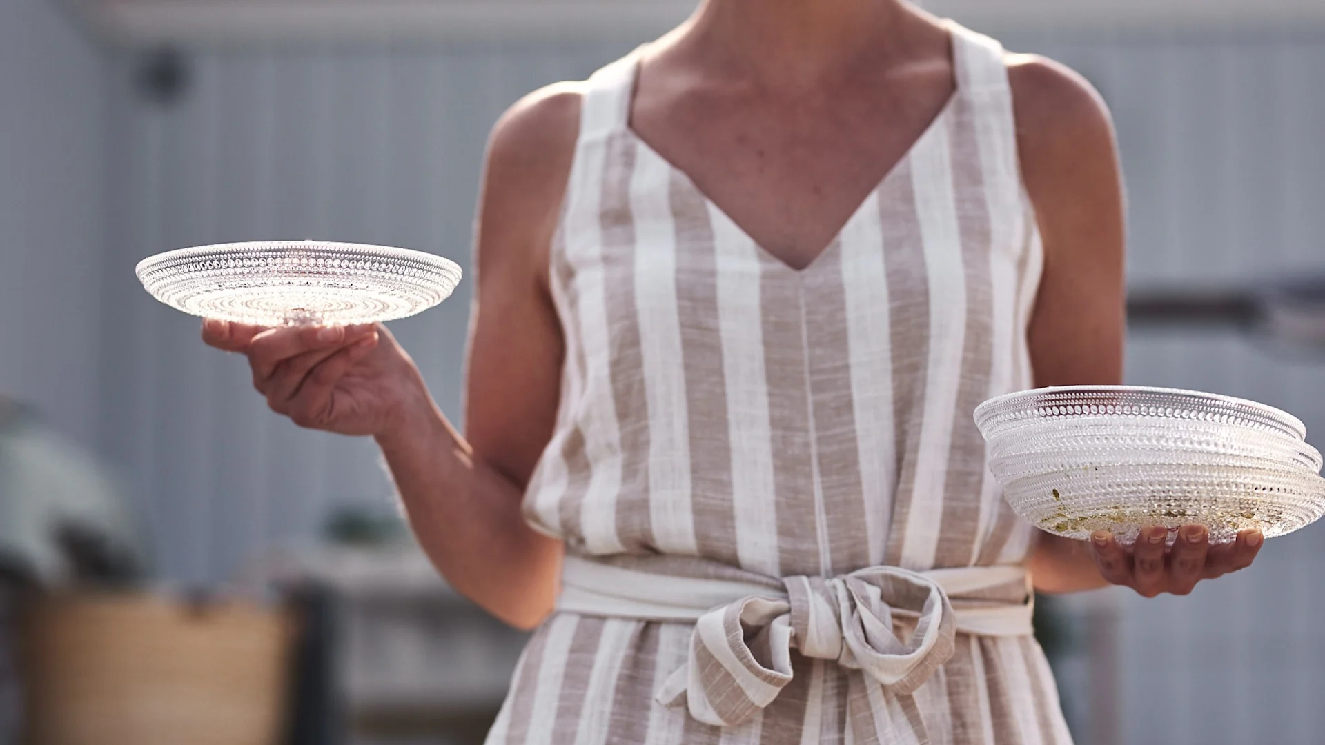 På trädgårdsfesten hjälps gästerna åt att duka bordet med de söta Kastehelmi assietterna från Iittala.