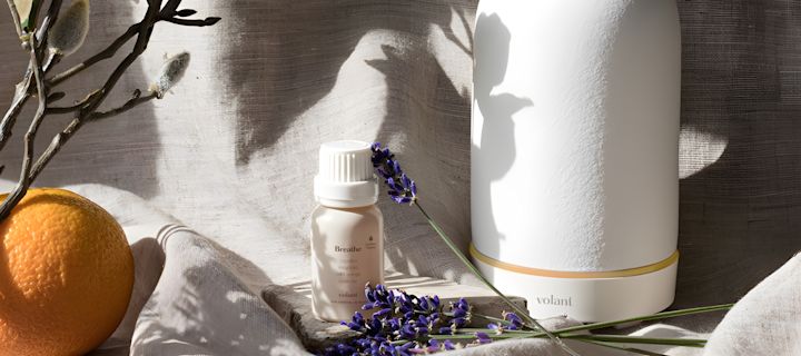 Skapa en välbefinnande doft till hemmet genom aromaterapi från Volant diffuser och eteriska oljan Breathe.
