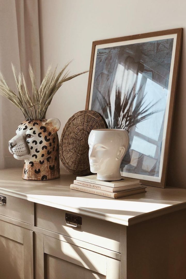 Udda inredningsdetaljer som vaser i form av huvud och ett Gepard-huvud hemma hos @nellieekdahl.home