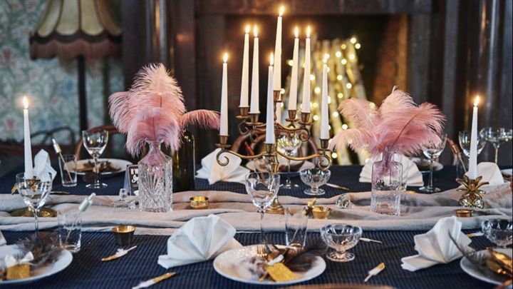 En nyårsdukning i guld och blått med Swedish Grace tallrikar och vinglas från Orrefors för en nyårsfest med tema Gatsby.