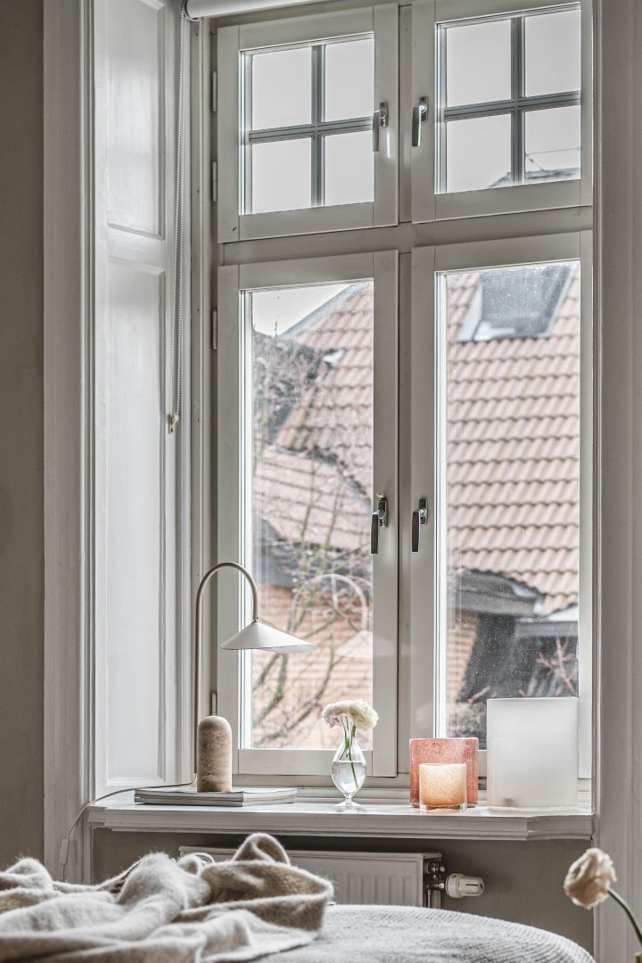 Inreda fönsterbräda – inspiration hemma hos @hannesmauritzson där Arum bordslampa från ferm LIVING och Calore ljuslyktor från Byon skapar vackra stilleben.
