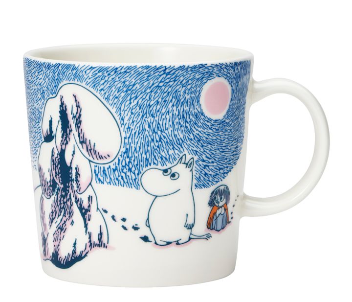 Muminmugg från vintern 2019 med Mumintrollet och Lilla My bland snötyngda granar.
