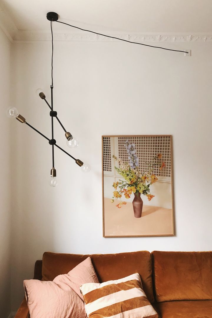 Bohemisk inredningsstil hemma hos @merimeri.dk med Molecular taklampa från House Doctor och soffa i sammet. 