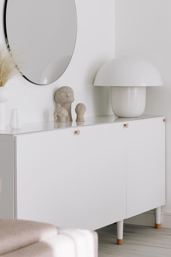 Klassisk skandinavisk inredningsstil hos instagramprofilen @bythun med skulpturer från Cooee Design & Carl-Johan-lampa från Olsson & Jenssen. 