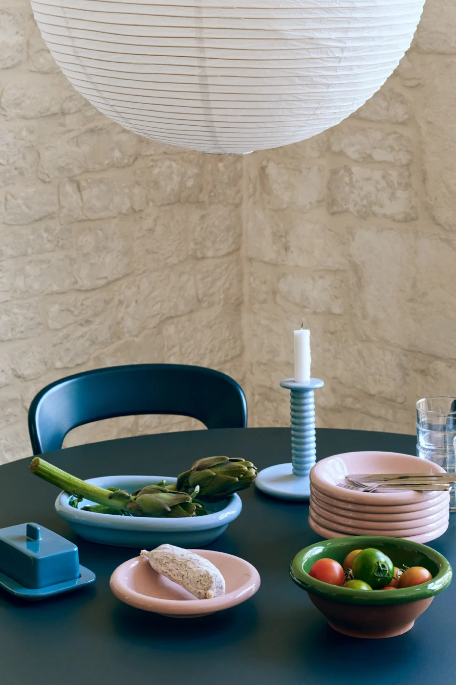 Ett bord med färgglatt porslin som visar på inredningstrenderna 2026.