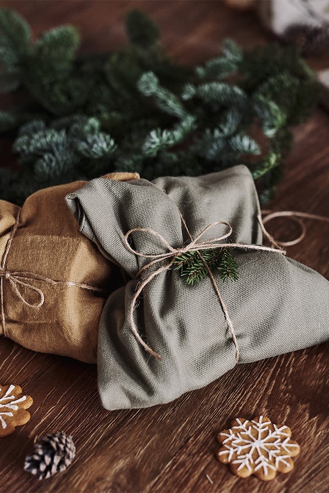 Julklappar inslagna i kökshanddukar är perfekt för en mer hållbar jul och paketinslagning. 