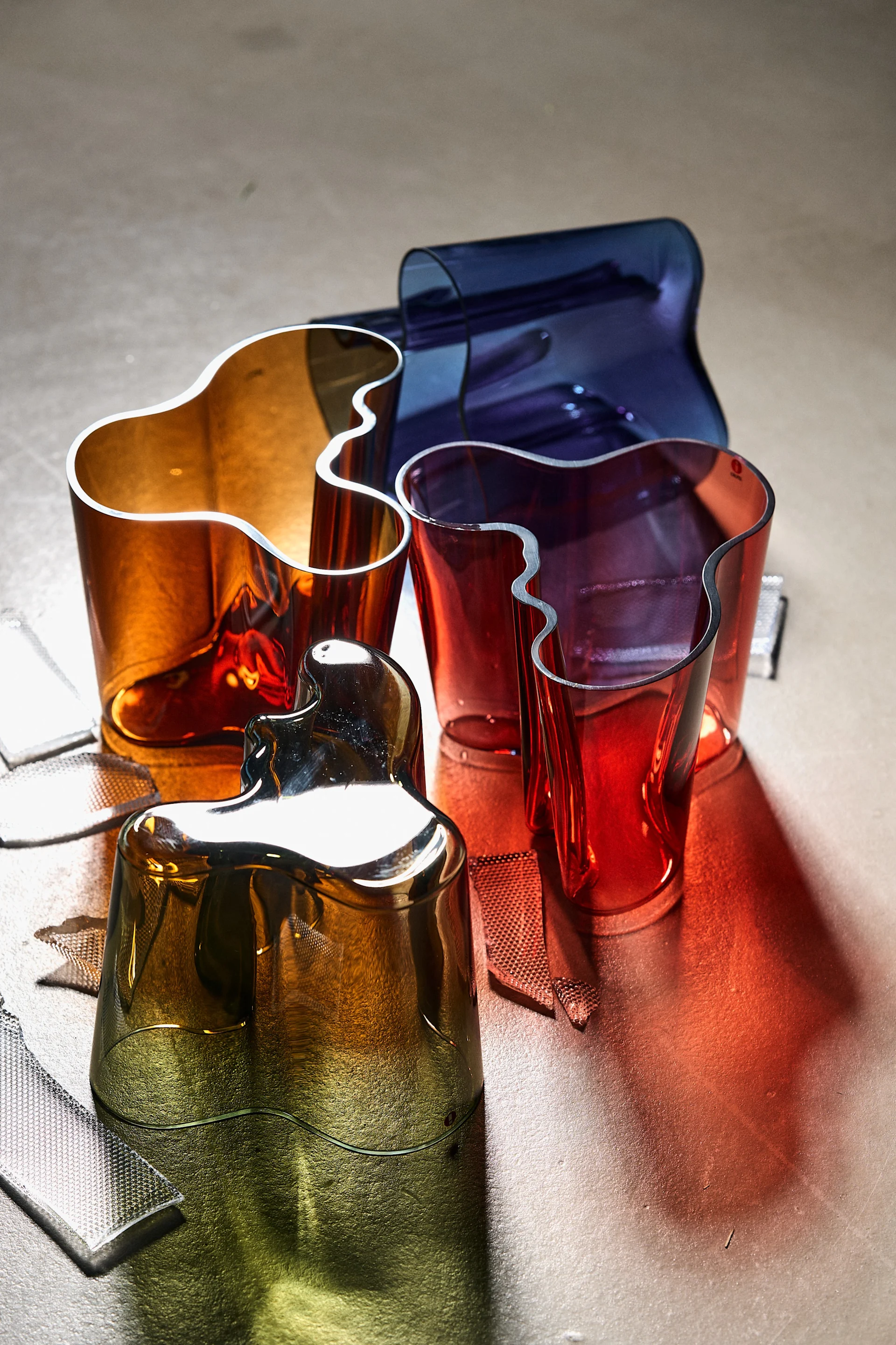 Designklassikern Iittala Alvar Aalto vas är perfekt att ge bort som bröllopsdag-present till par som firar 40 årig bröllopsdag och rubinbröllop tillsammans.