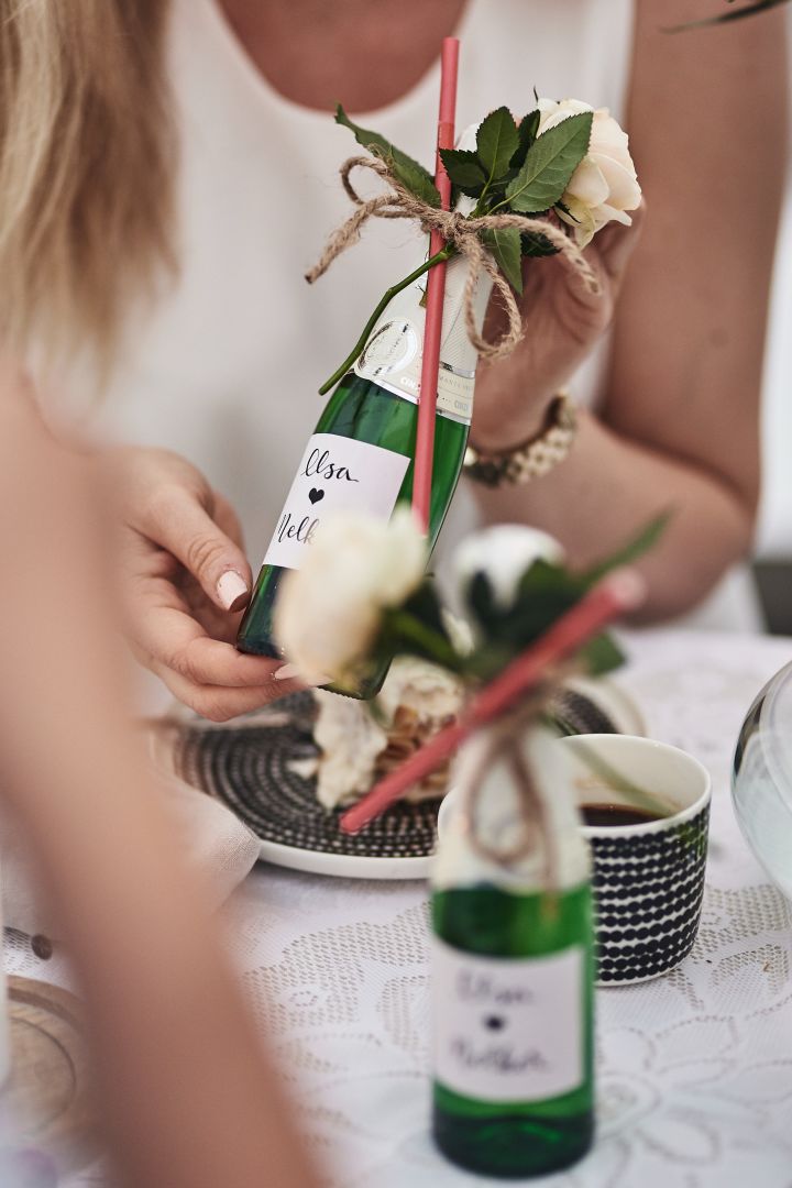 Egengjord etikett på champagneflaskan är ett fint alla hjärtans dag pyssel och idé för när du ska duka romantiskt.