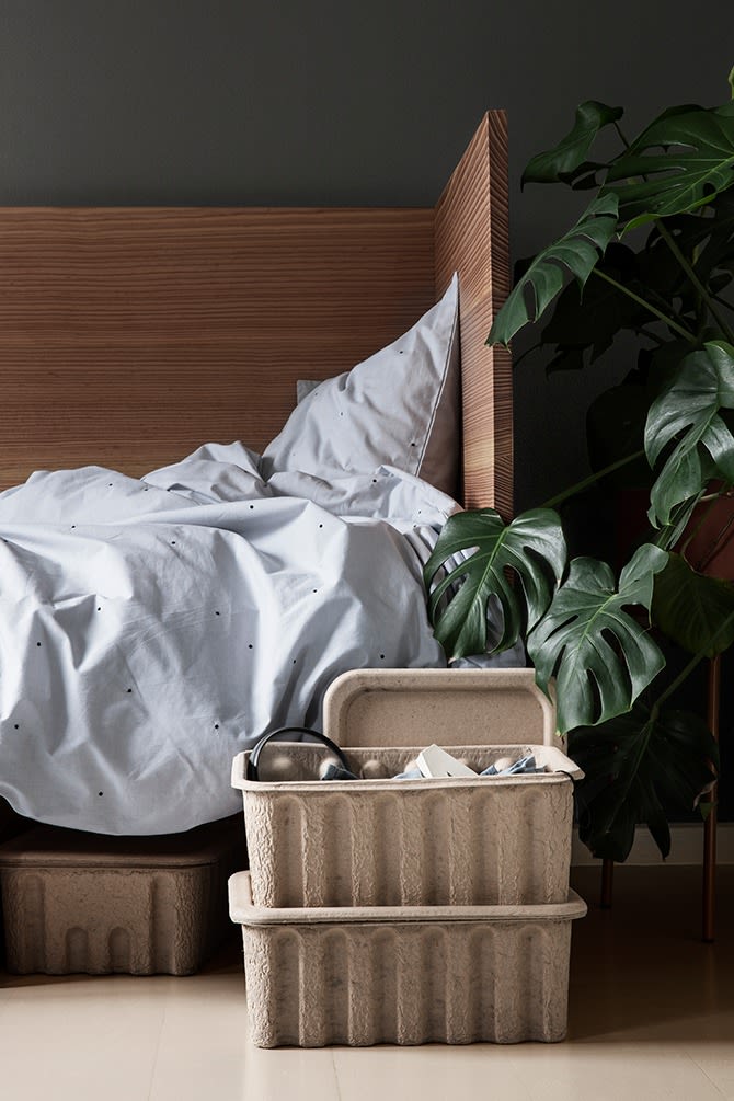 Sovrum hos ferm living visar tydligt hur inredningstrenderna 2020 kretsar kring låga möbler, naturmaterial som papper och naturliga beige och bruna färger. 