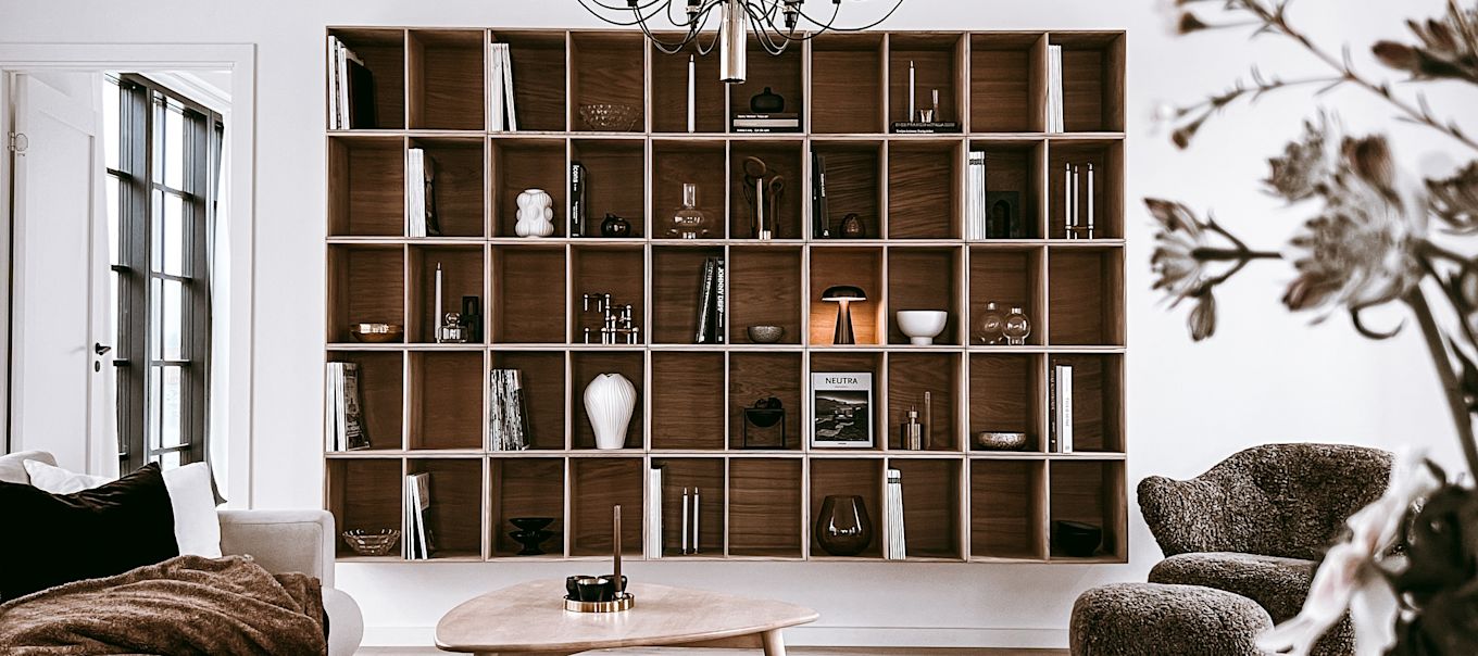 Inreda bokhylla snyggt – inspiration hemma hos Anela Tahirovic @arkihem där portabel belysning, växtlighet och stilleben är tips för att styla bokhyllan snyggt.