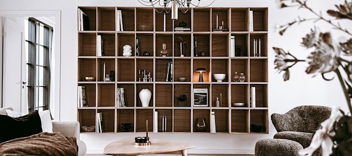 Inreda bokhylla snyggt – inspiration hemma hos Anela Tahirovic @arkihem där portabel belysning, växtlighet och stilleben är tips för att styla bokhyllan snyggt.