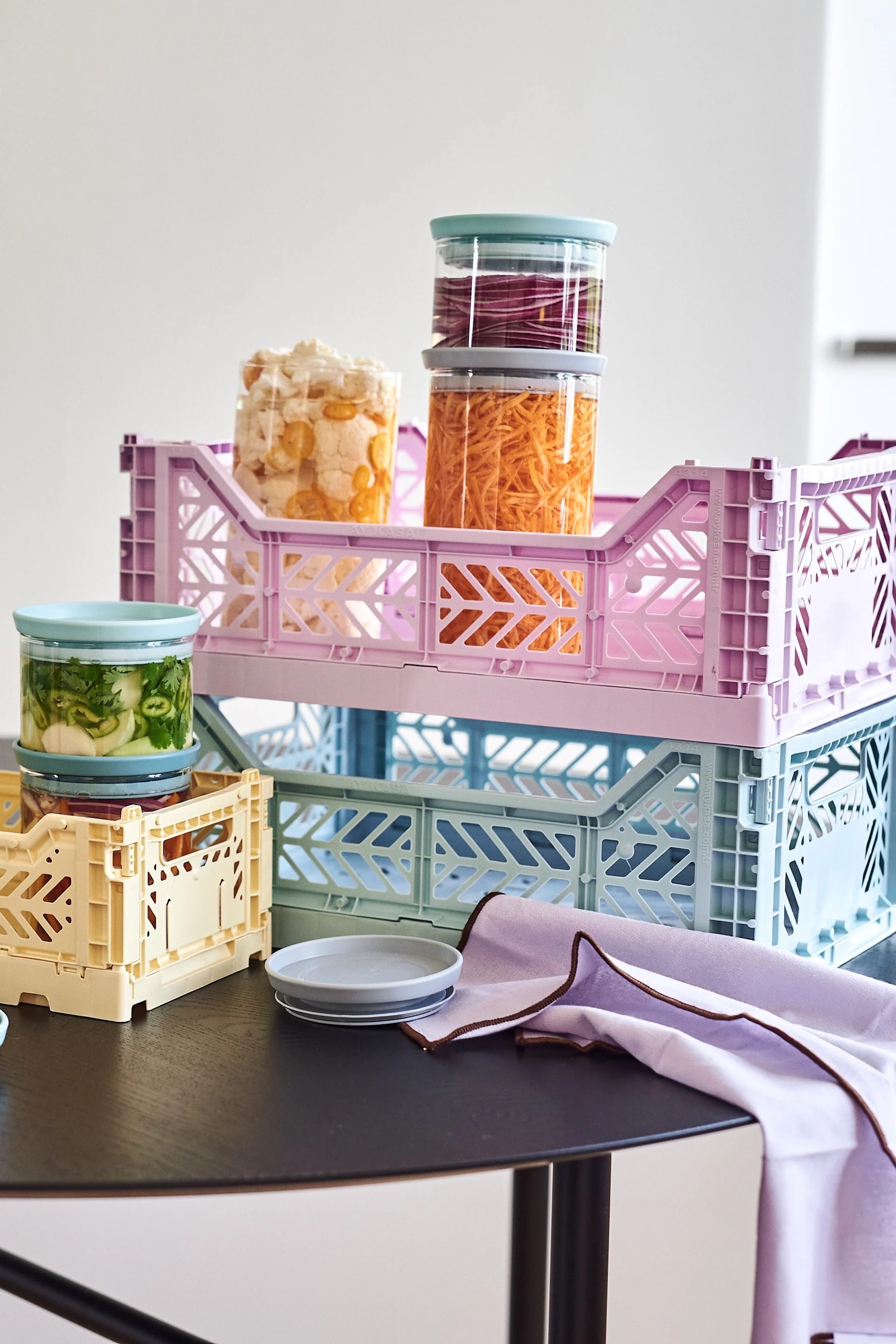 För in pastell i din inredning genom att inreda med trendiga Colour Crate förvaringslådor i gult, lila och blå från HAY.