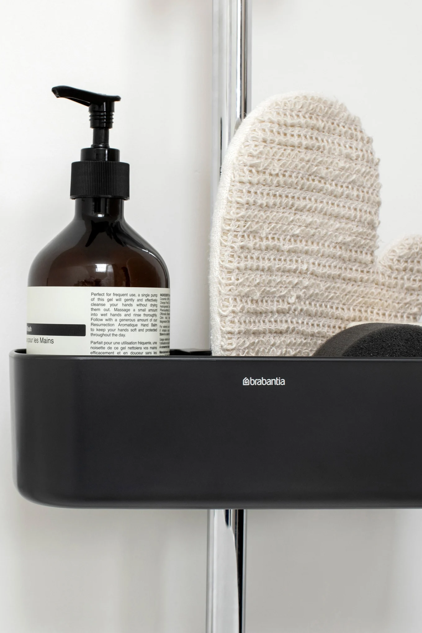Praktiska ReNew duschkorg från Brabantia är perfekt förvaring att inreda litet badrum med för att skapa mer ordning i din dusch.