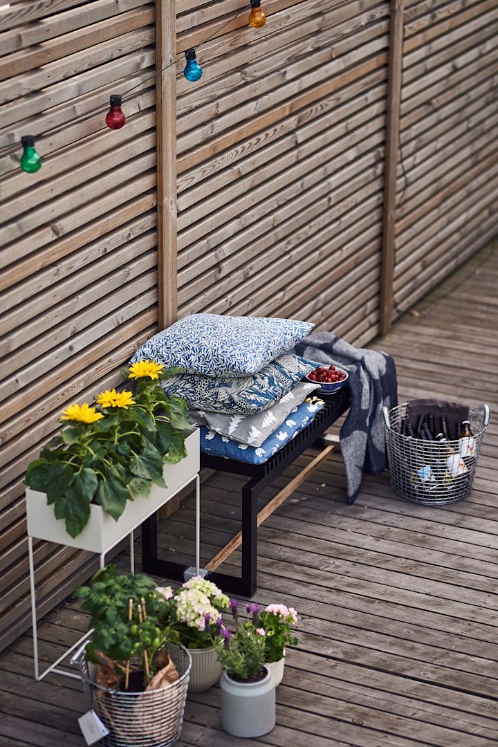 Sommarfestens mingelhörna blir mysig med trädgårdsblommor, kuddar och plädar. 