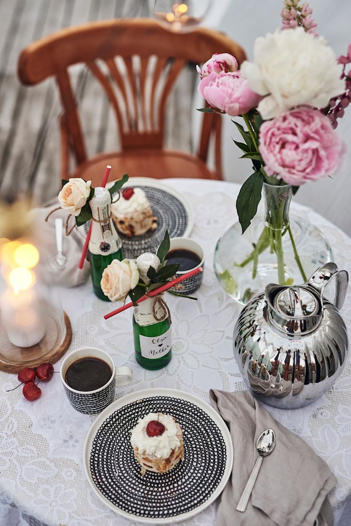Romantisk kvällsfika för två står uppdukad med porslin från Marimekko & termoskanna från Georg Jensen. 