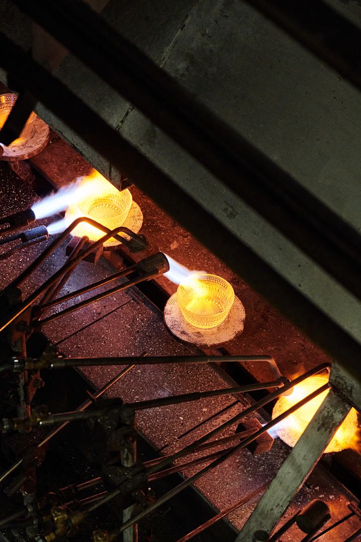 Kastehelmi-skålar produceras i Iittalas glasfabrik. 