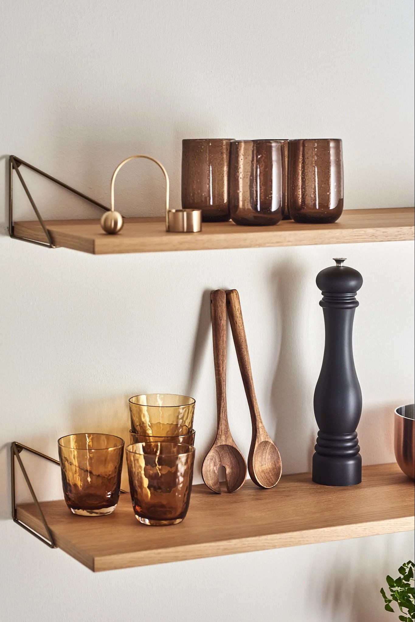 Pythagoras-hylla i ek från Maze med bärnstensfärgade glas, kryddkvar och salladsbestick.