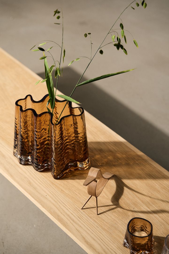 Färgat glas fortsätter vara en stark trend, även inom inredningstrender hösten 2023 och syns på b la. vaser som denna vågiga vas i brunt glas från Cooee Design. 