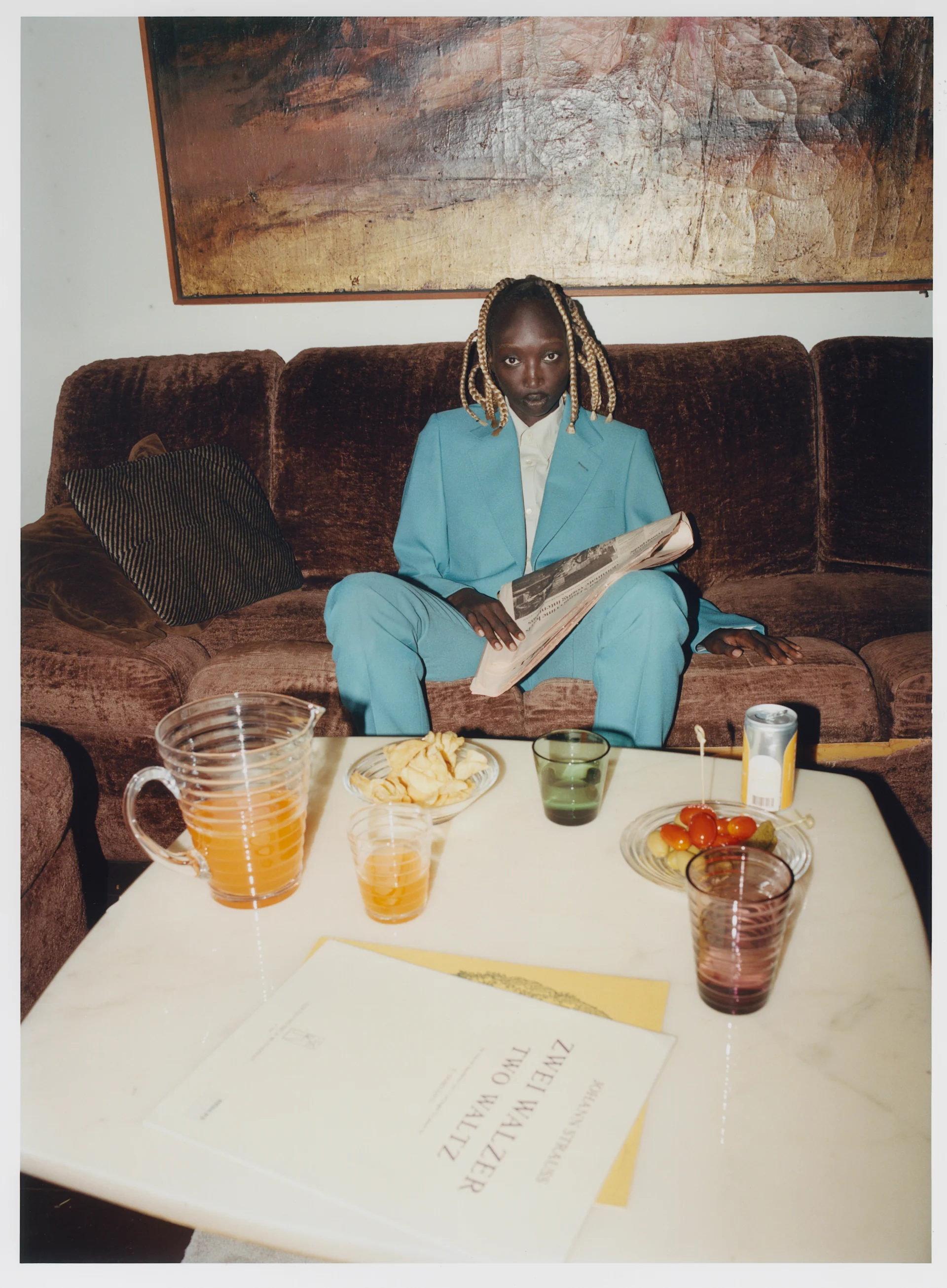 Retro vardagsrum med karaff och glas från Iittala.