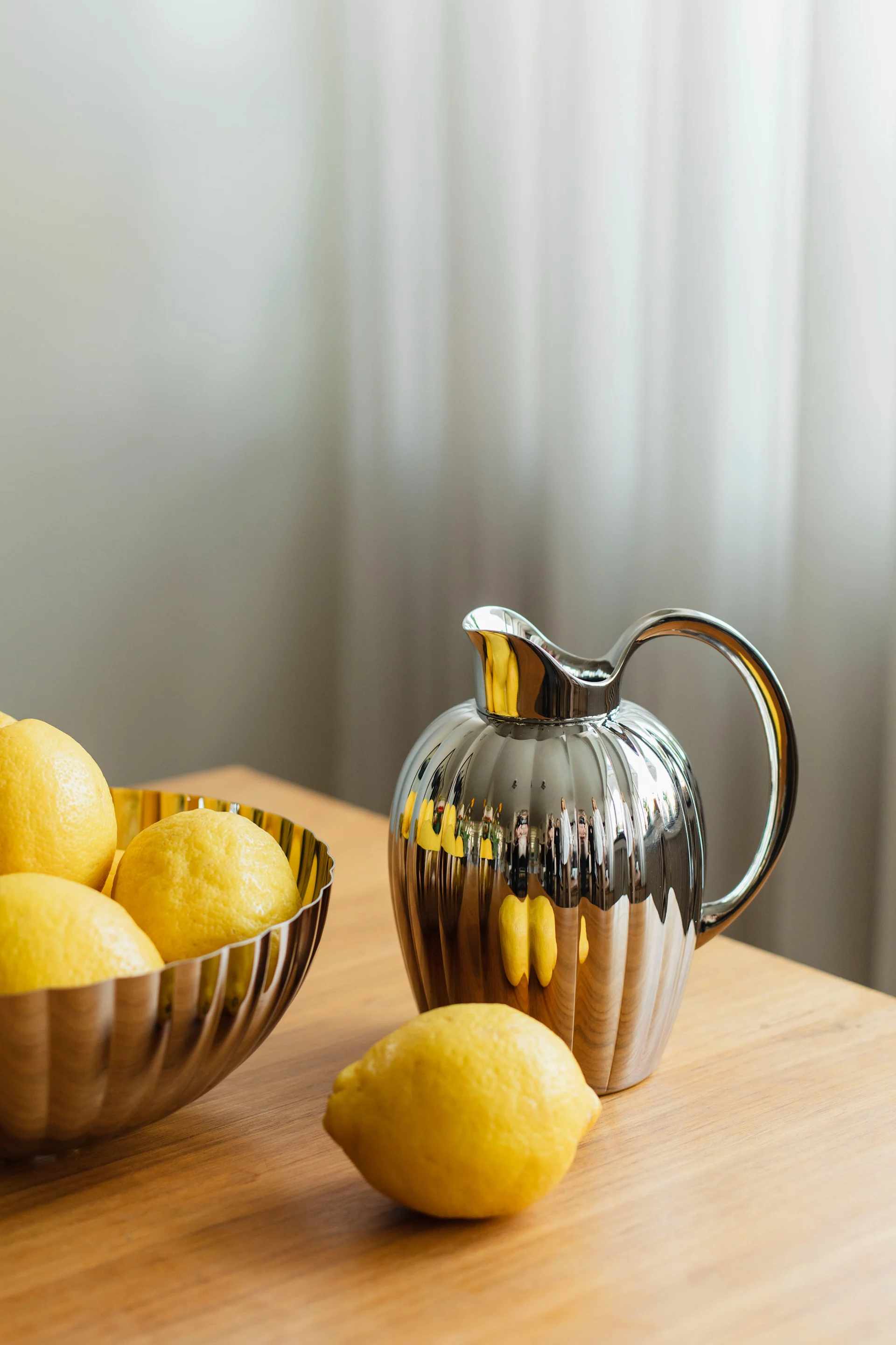 Tidlösa designklassikern Bernadotte-karaffen från Georg Jensen i rostfritt stål hemma hos Ebba Kleberg von Sydow.