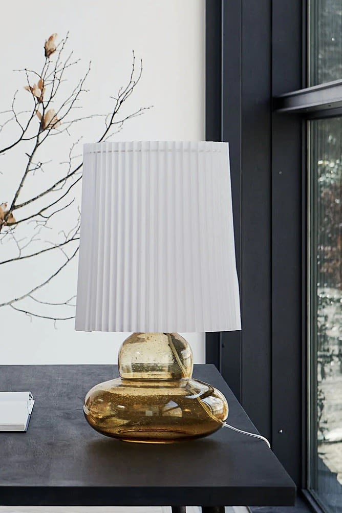 Ribe bordslampa från House Doctor är ett tips på en färgglad lampa med plisserad lampskärm, den har en gul lampfot i rundade former som blir en lekfull detalj.