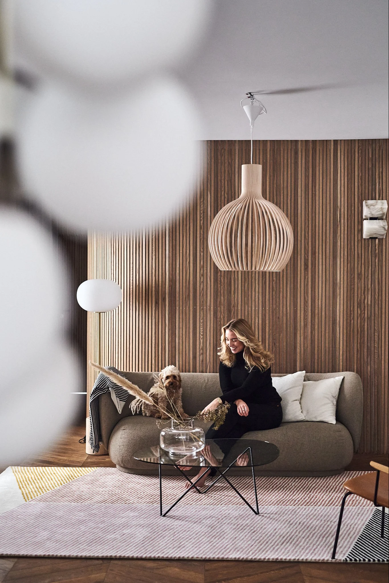 Bloggerskan & ínfluencern Elin Skoglund och hennes charmiga hund Selma hos sig i Stockholm.
