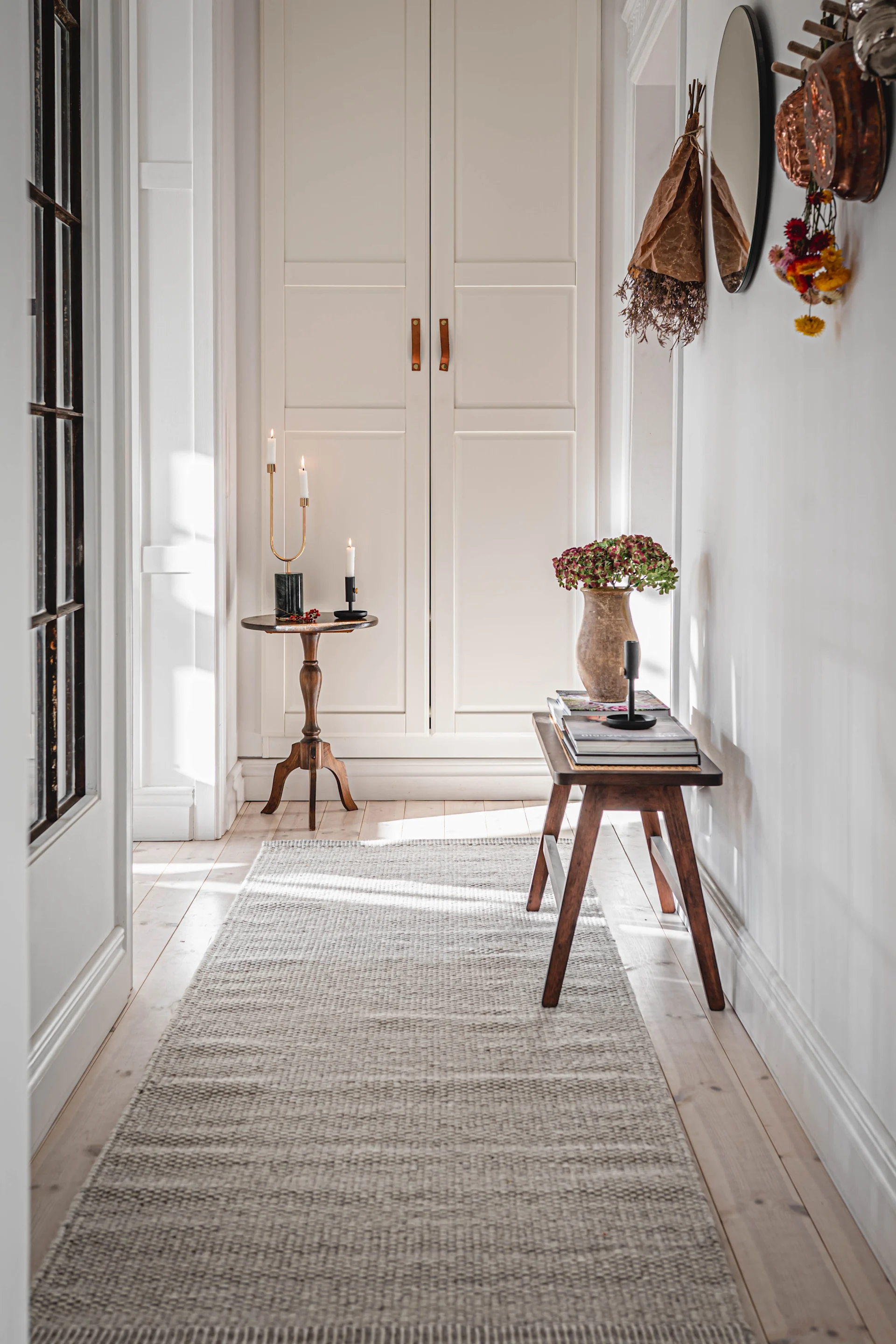 Inreda liten hall - inspiration hos @hannesmauritzson där en långsmal mysig matta från Scandi Living skapar rymd och en ombonad känsla.