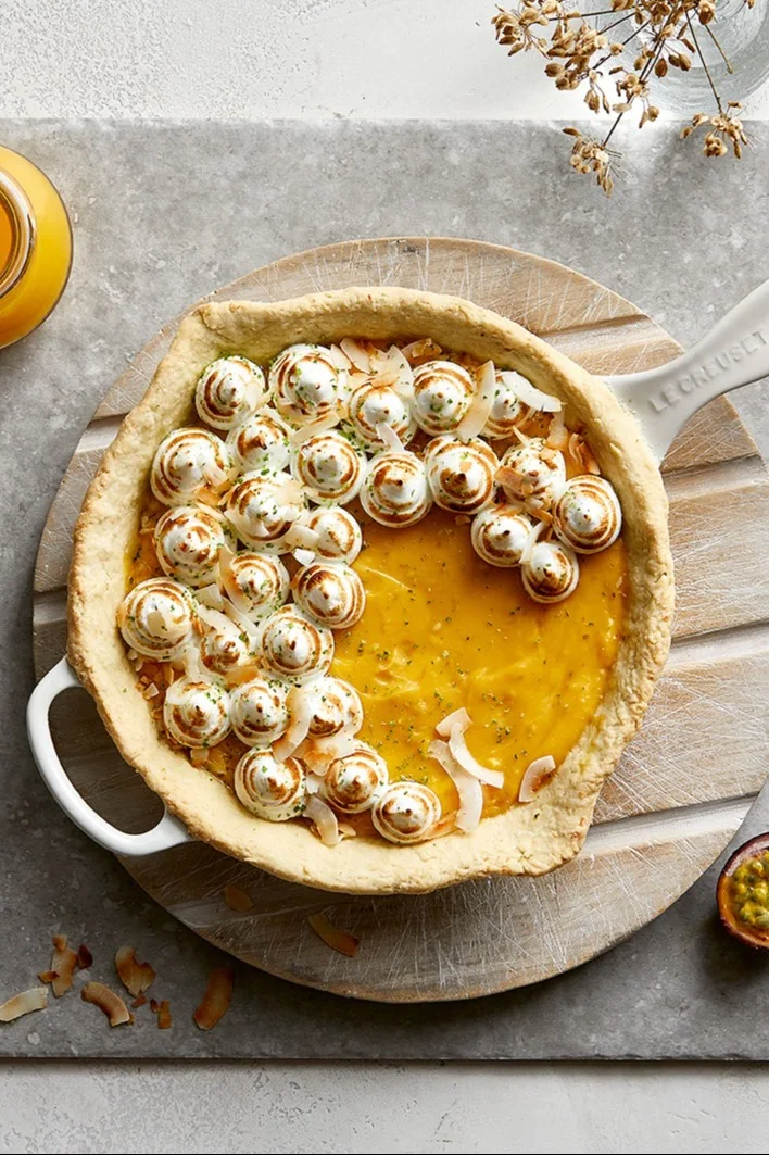 I den vita gjutjärnspannan från Le Creuset tillagades en vacker tårta.