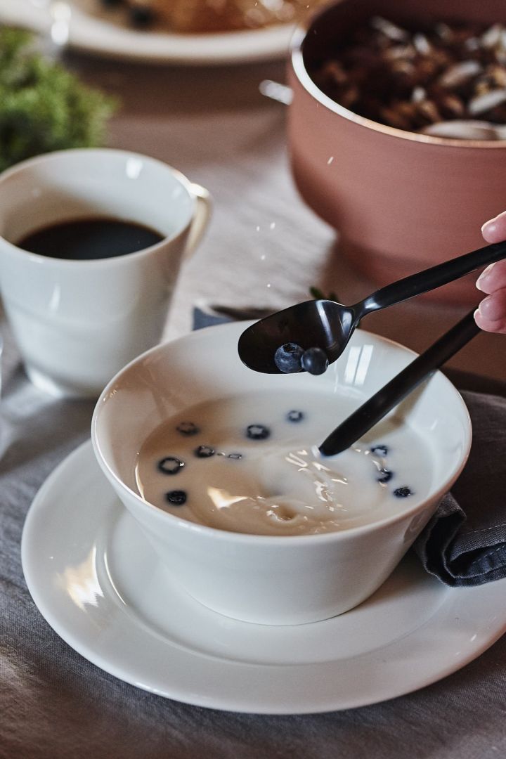 Frukost avnjuts ur vita skålen Kalk från Scandi Living. 