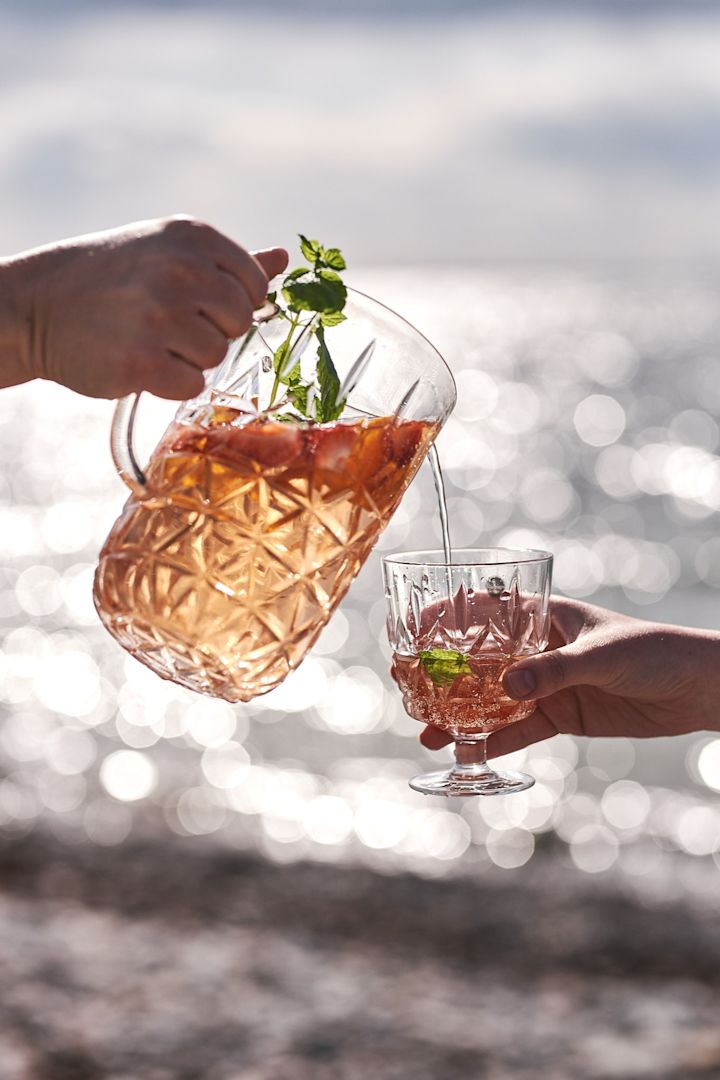 Snygga picknickglas i plast från Sagaform används till saft som hälls upp på picknicken. 