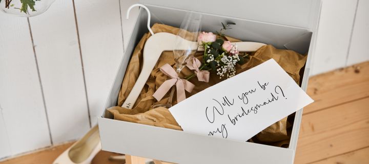 Bröllop - tips som detta med en "vill du bli min brudtärna" box är perfekt att ha inför den stora dagen. Här en grå låda från HAY med blommor, kort och galge i. 