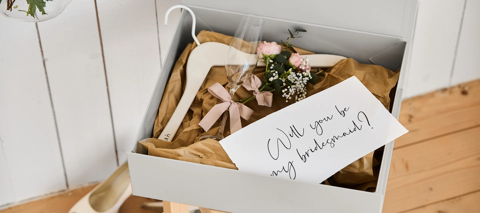 Bröllop - tips som detta med en "vill du bli min brudtärna" box är perfekt att ha inför den stora dagen. Här en grå låda från HAY med blommor, kort och galge i.