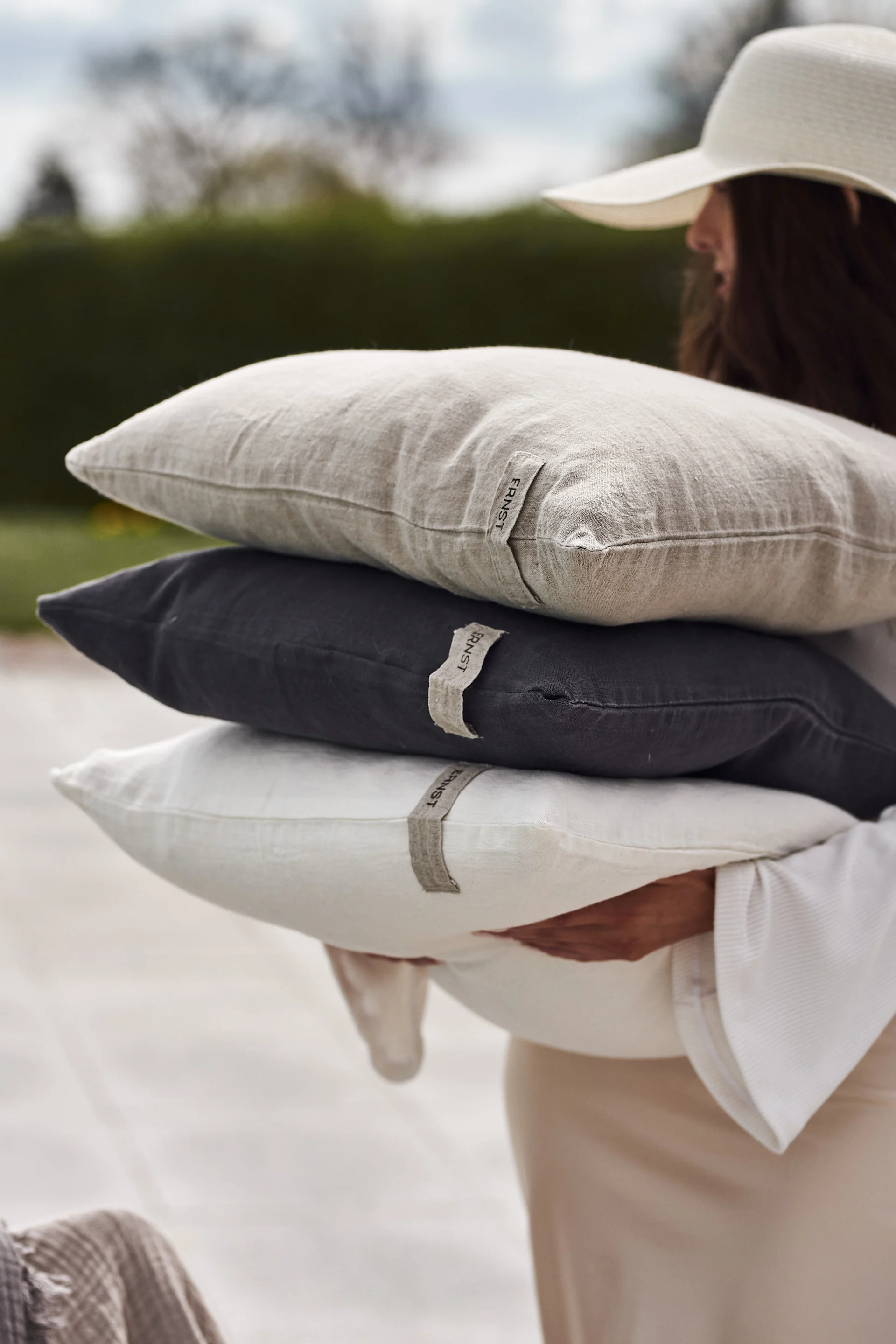 Linnekuddar från Ernst i natur, vitt och grått är perfekta att inreda uteplatsen med enligt uteplats trender 2021.