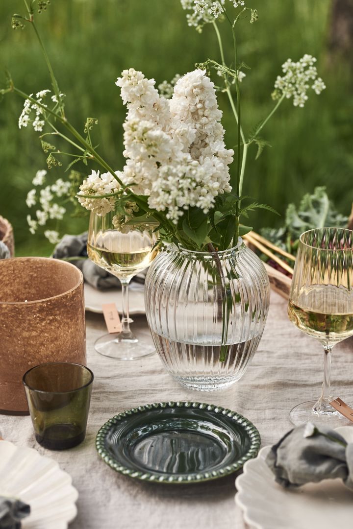 En sommardukning i trädgården är inte komplett utan fina blommor. Fyll Hammershøi vas från Kähler med egenplockade blommor att ställa på det dukade bordet.