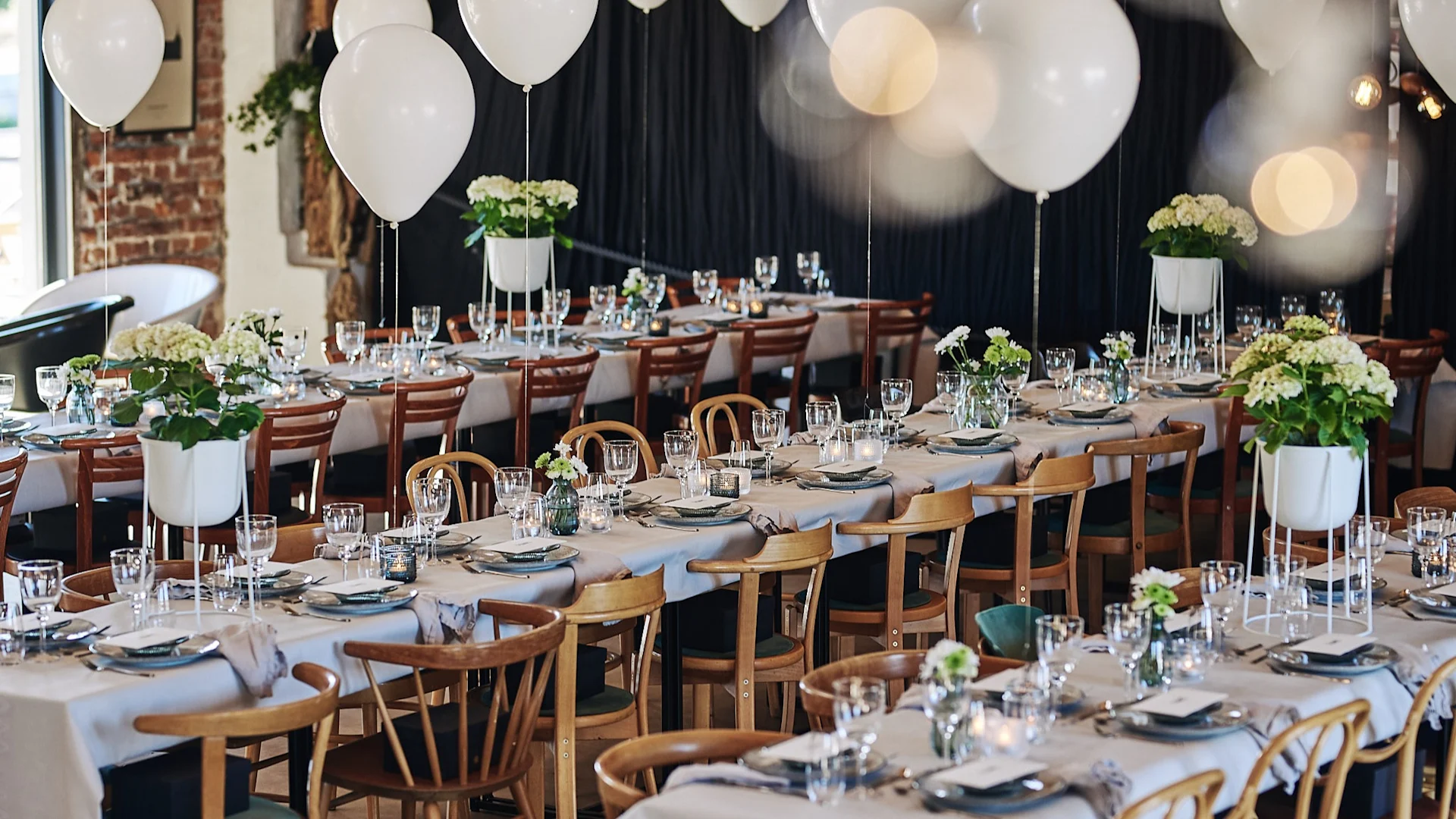 Dukade långbord dekorerade med vita ballonger.