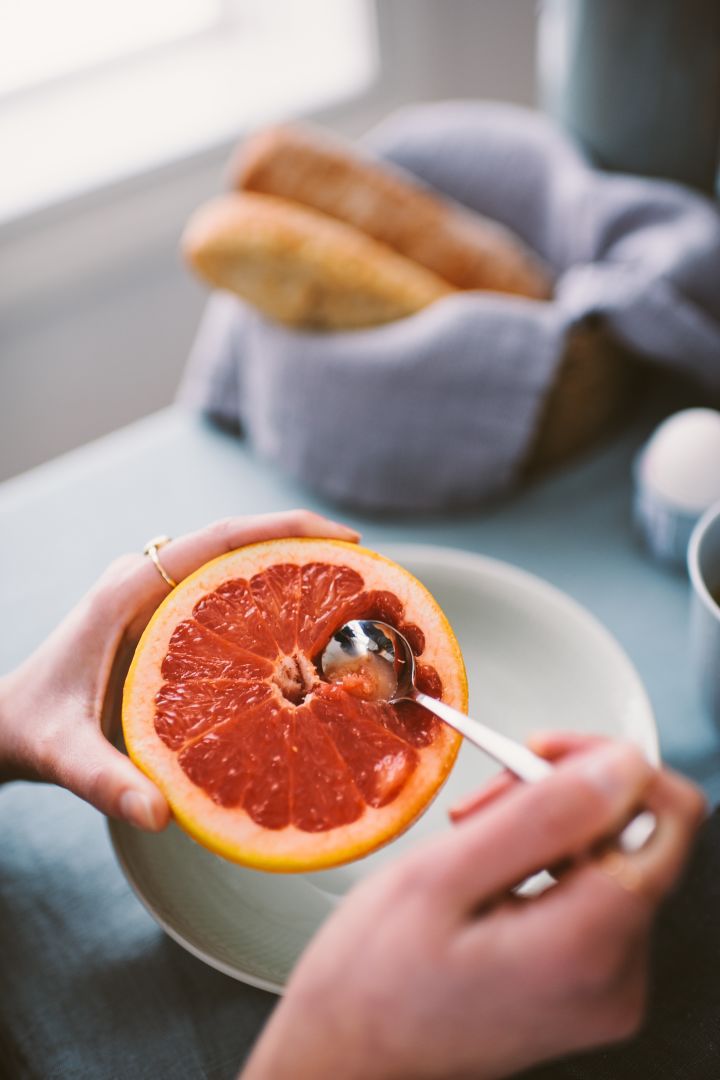 Ett gott frukosttips till din helgfrukost är att servera färsk frukt, som exempelvis här en delad grapefrukt som blir både fin för ögat men också god att äta.