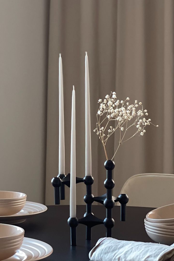 Trendiga och stilrena STOFF Nagel ljusstake i svart är ultimata julklappstipset för den nyinflyttade. Foto: @homebynicky