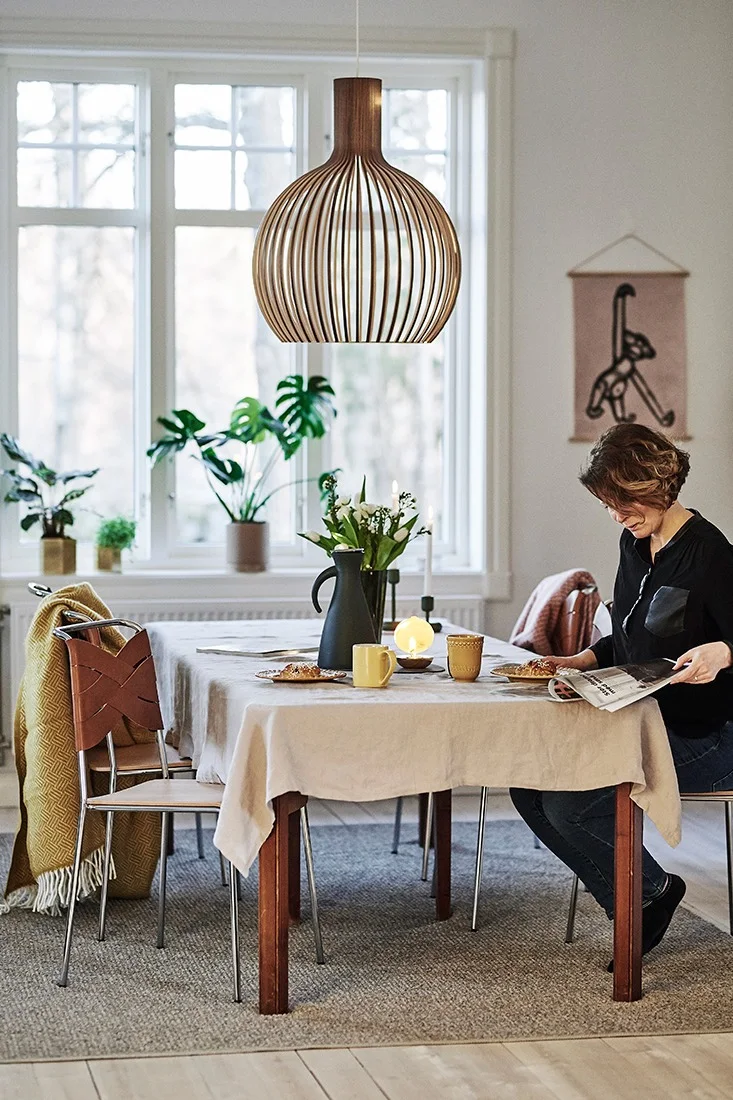 Matplats inspiration med Design House Stockholm Torso stol, Secto Design lampa och varma färger för den som söker efter en matplats i retrostil.