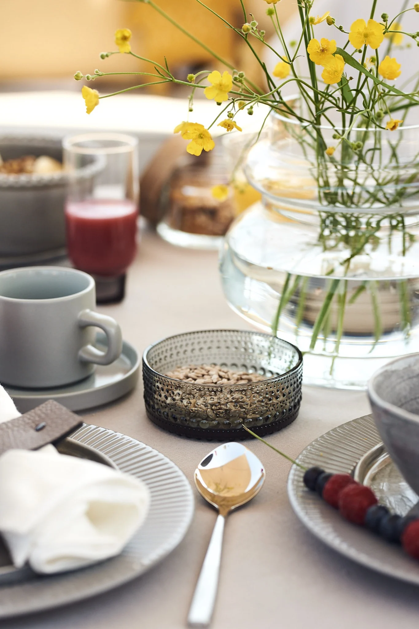 Liten burk från Iittala är perfekt att servera nötter i när man vill duka för hotellfrukost hemma.