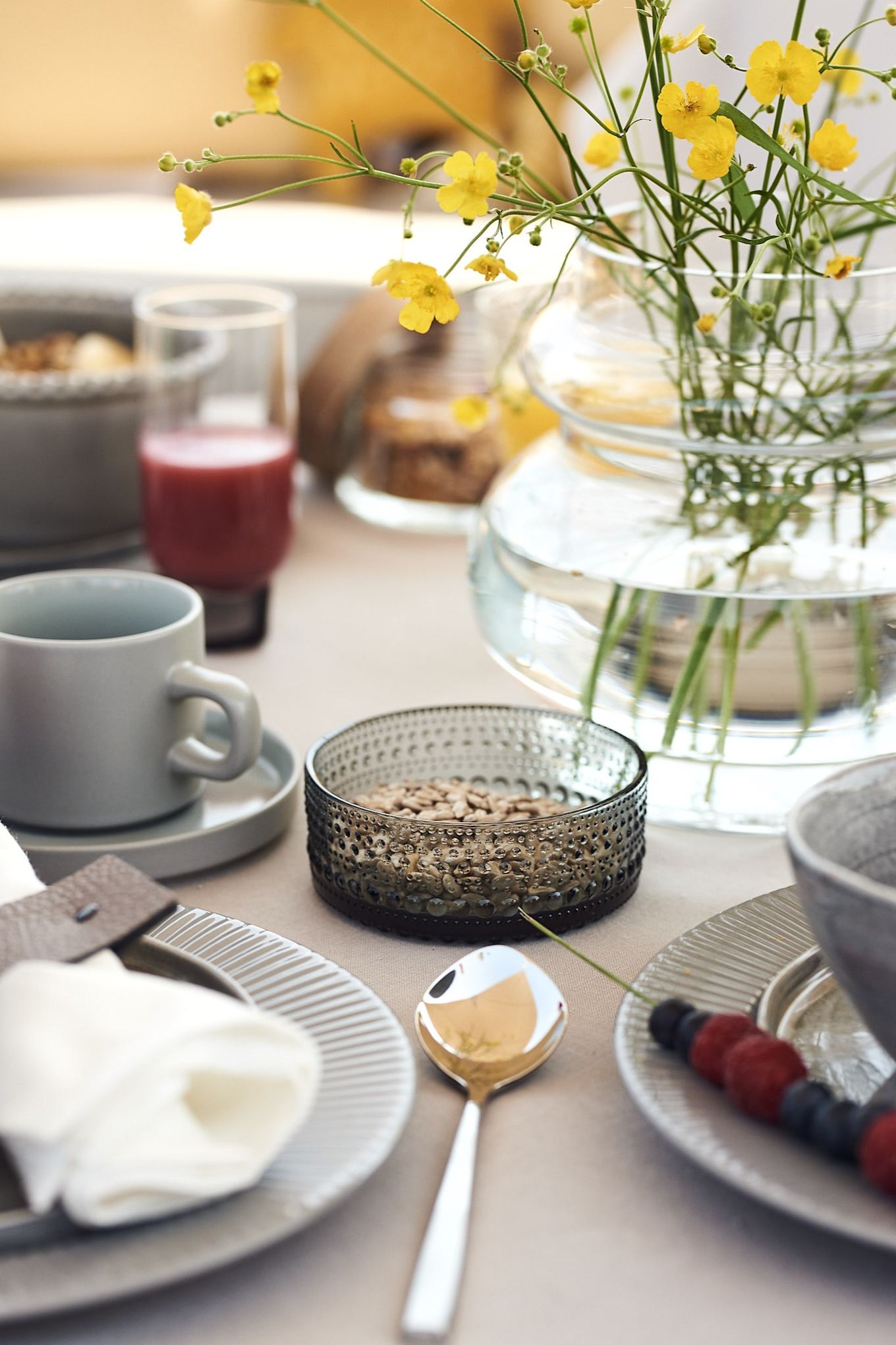 Liten burk från Iittala är perfekt att servera nötter i när man vill duka för hotellfrukost hemma.