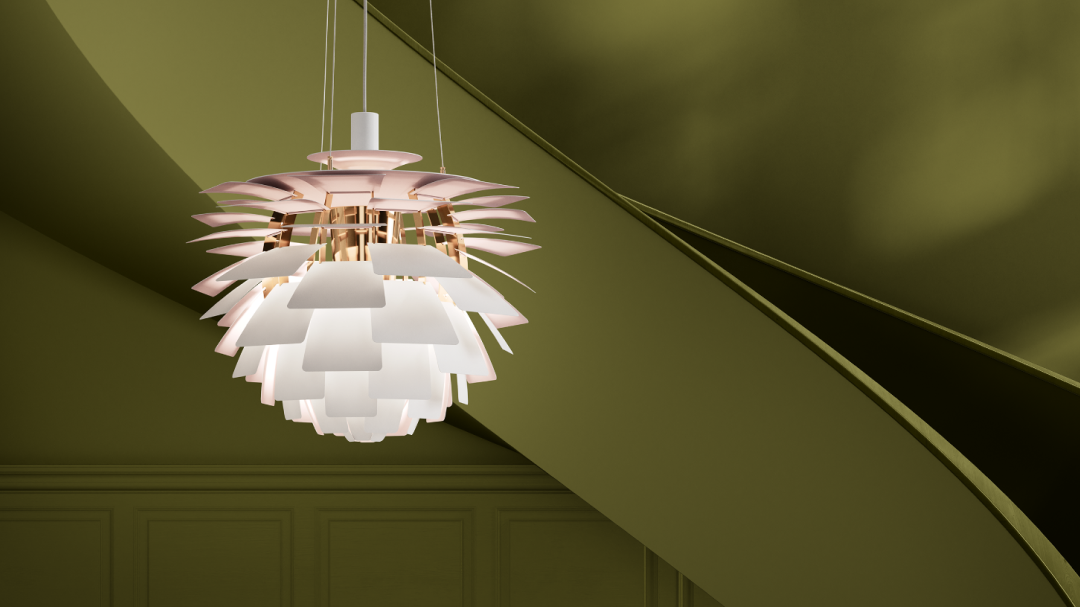 PH Artichoke lampa av Poul Henningsen är en av Louis Poulsens mest ikoniska lampor, framställd av 72 metallblad som monteras för hand.
