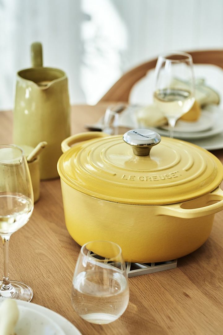 Ett tips till att skapa en gul påskdukning är att duka med accenter av gult som denna gryta från Le Creuset.