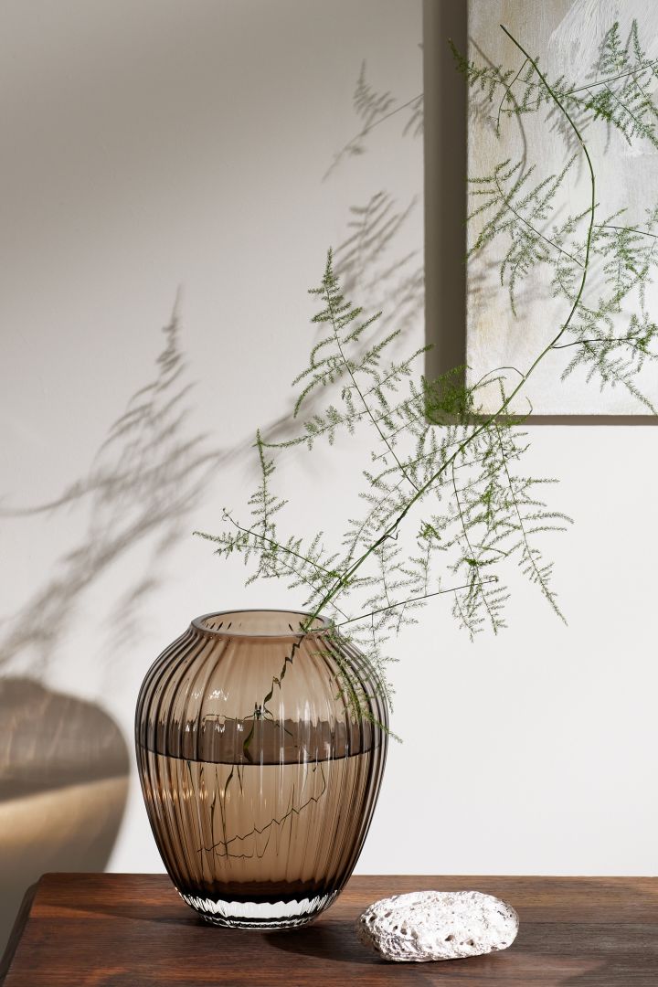 Inredning i räfflat glas är en av årets trender där Hammershøi vas i en brun nyans från Kähler blir en trendig vas att inreda ditt hem med.