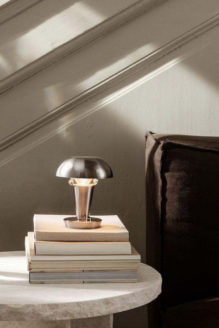 Säsongens trendiga svamplampa är Tiny bordslampa från ferm LIVING som blir en snygg inredningsdetalj i ditt hem på ditt sidobord eller på fönsterbrädan.